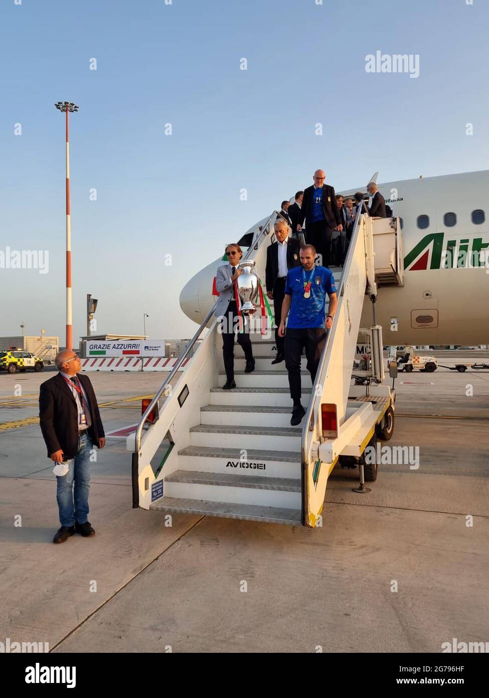 Rom. Juli 2021. Das am 12. Juli 2021 aufgenommene Foto zeigt Italiens Cheftrainer Roberto Mancini (2. L), der die Trophäe hält, als die italienischen Fußballmannschaften am Flughafen Fiumicino ankommen, nachdem sie das Finale über England bei der UEFA EURO 2020 in Rom, Italien, gewonnen haben. Quelle: Xinhua/Alamy Live News Stockfoto