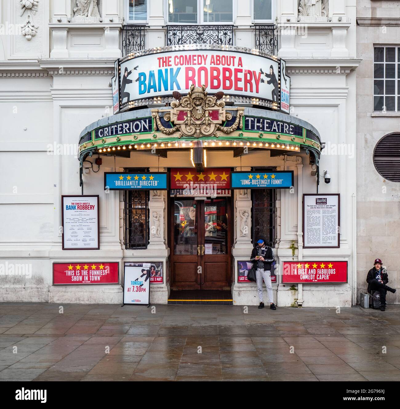 The Criterion Theatre, London. Der Eingang zu einem West End Theater im Piccadilly Circus mit dem Stück 'EINE Komödie über EINEN Bankraub' in Produktion. Stockfoto