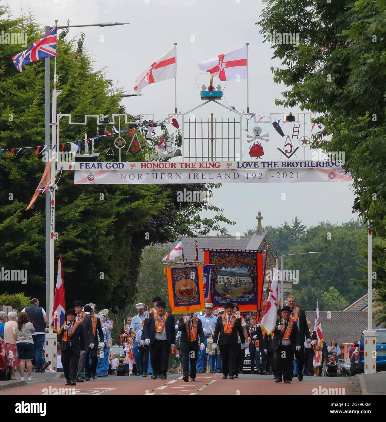 Magheralin, County Down, Nordirland, Großbritannien. Juli 2021. Der zwölfte Juli war von dieser Parade des Oranienordens im Dorf Magheralin geprägt. Dreizehn Lodges und drei Bands aus dem Lower Iveagh West District marschierten in einer von rund hundert Paraden durch Nordirland. In diesem Jahr fanden kleinere lokale Paraden statt, um das anhaltende Risiko von Covid 19 durch die normalen, viel größeren Zusammenkünfte zu minimieren. Die Paraden in Nordirland markieren den Sieg von Wilhelm von Oranien über James in der Schlacht von Boyne im Jahr 1690. Kredit: CAZIMB/Alamy Live Nachrichten. Stockfoto