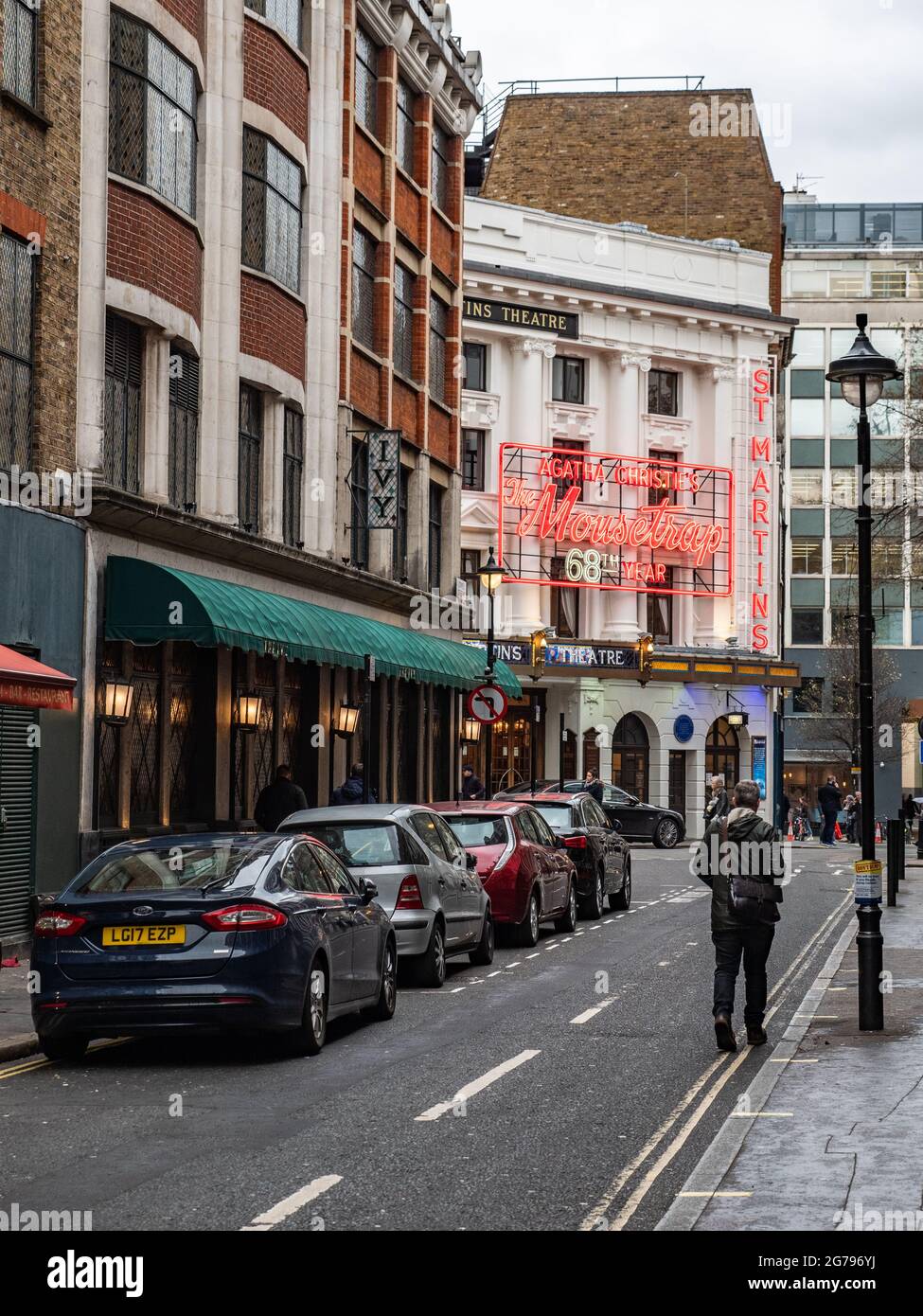 Londons Theaterviertel West End. Das Restaurant Ivy, das zum St. Martin's Theatre führt, mit „The Mousetrap“ in Produktion. Stockfoto