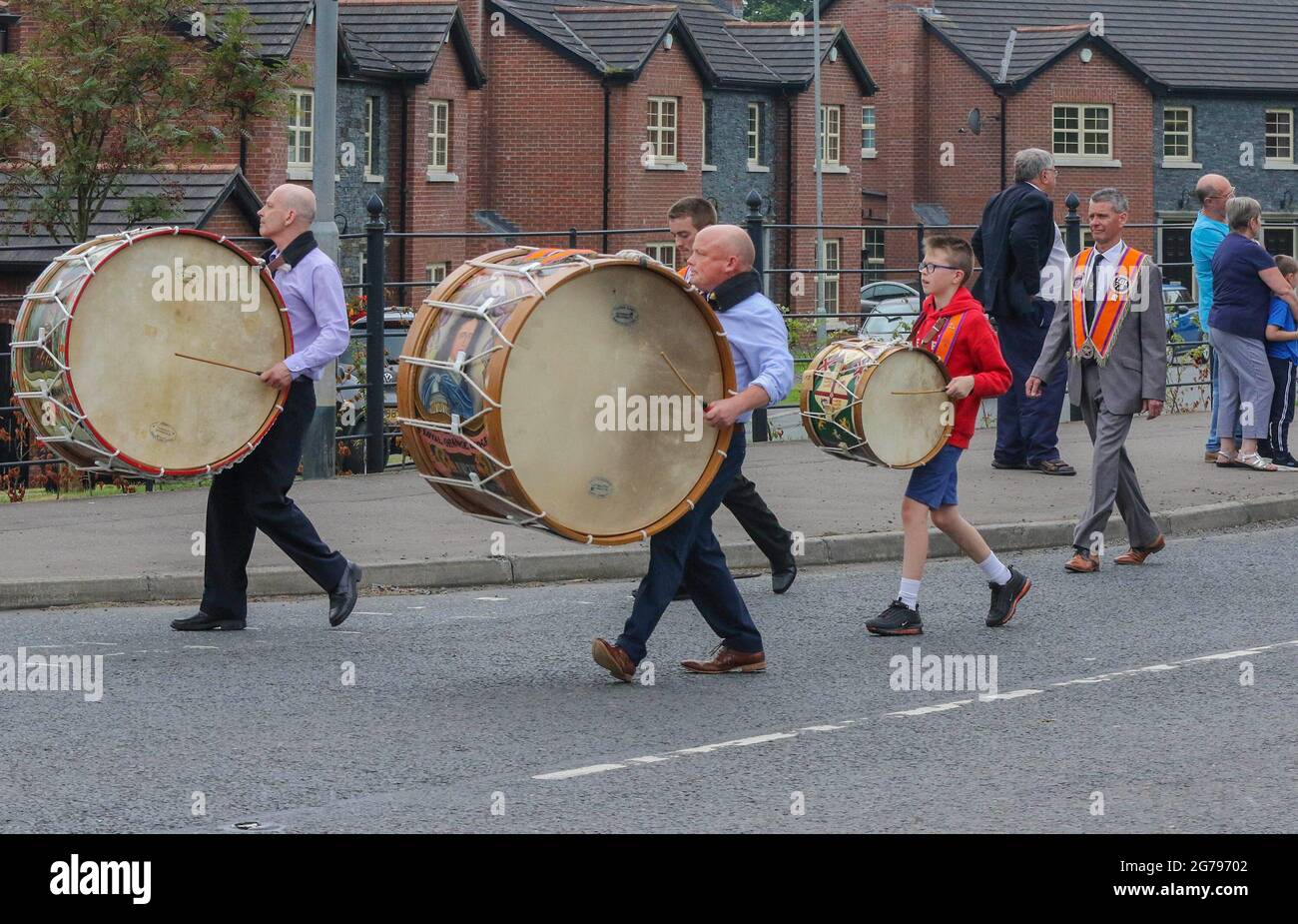 Magheralin, County Down, Nordirland, Großbritannien. Juli 2021. Der zwölfte Juli war von dieser Parade des Oranienordens im Dorf Magheralin geprägt. Dreizehn Lodges und drei Bands aus dem Lower Iveagh West District marschierten in einer von rund hundert Paraden durch Nordirland. In diesem Jahr fanden kleinere lokale Paraden statt, um das anhaltende Risiko von Covid 19 durch die normalen, viel größeren Zusammenkünfte zu minimieren. Die Paraden in Nordirland markieren den Sieg von Wilhelm von Oranien über James in der Schlacht von Boyne im Jahr 1690. Kredit: CAZIMB/Alamy Live Nachrichten. Stockfoto