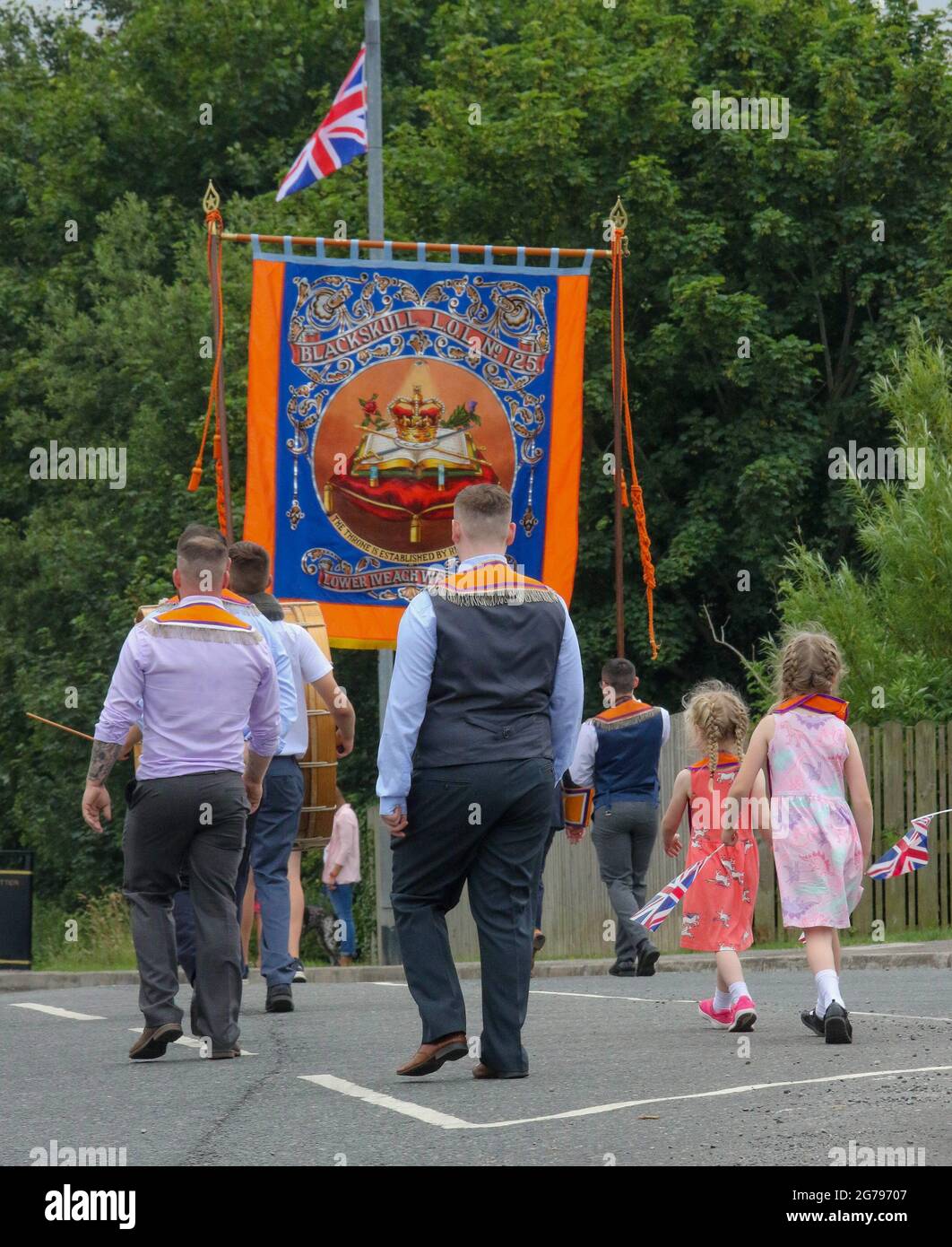 Magheralin, County Down, Nordirland, Großbritannien. Juli 2021. Der zwölfte Juli war von dieser Parade des Oranienordens im Dorf Magheralin geprägt. Dreizehn Lodges und drei Bands aus dem Lower Iveagh West District marschierten in einer von rund hundert Paraden durch Nordirland. In diesem Jahr fanden kleinere lokale Paraden statt, um das anhaltende Risiko von Covid 19 durch die normalen, viel größeren Zusammenkünfte zu minimieren. Die Paraden in Nordirland markieren den Sieg von Wilhelm von Oranien über James in der Schlacht von Boyne im Jahr 1690. Kredit: CAZIMB/Alamy Live Nachrichten. Stockfoto