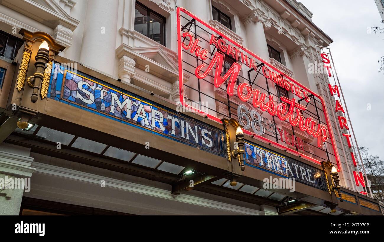 St. Martin's Theatre, London, mit Beschilderung für die am längsten laufende Bühnenshow, Agatha Christies 'The Mousetrap', noch nach 60 Jahren in Produktion. Stockfoto