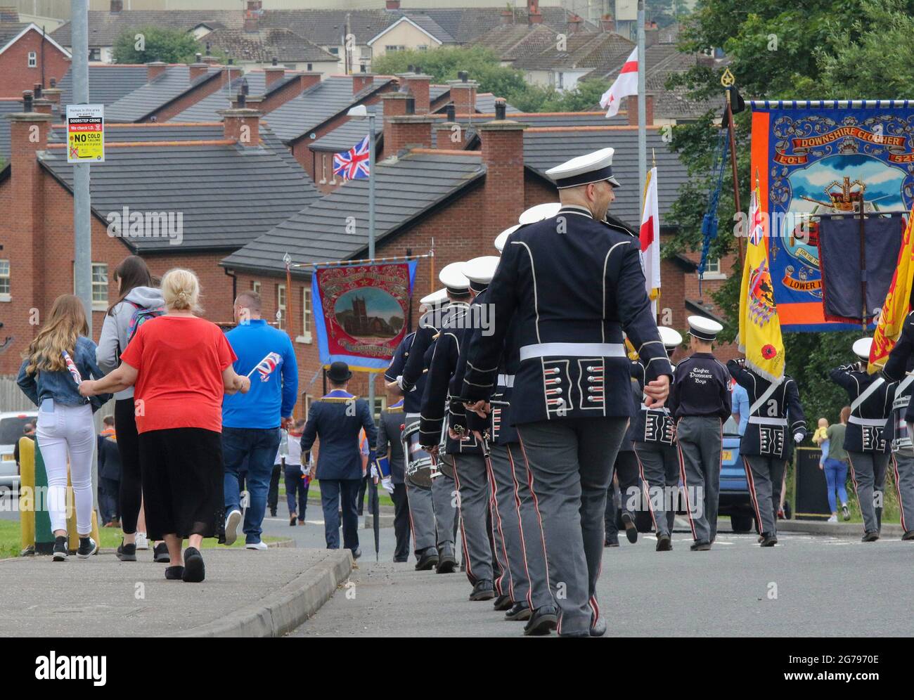 Magheralin, County Down, Nordirland, Großbritannien. Juli 2021. Der zwölfte Juli war von dieser Parade des Oranienordens im Dorf Magheralin geprägt. Dreizehn Lodges und drei Bands aus dem Lower Iveagh West District marschierten in einer von rund hundert Paraden durch Nordirland. In diesem Jahr fanden kleinere lokale Paraden statt, um das anhaltende Risiko von Covid 19 durch die normalen, viel größeren Zusammenkünfte zu minimieren. Die Paraden in Nordirland markieren den Sieg von Wilhelm von Oranien über James in der Schlacht von Boyne im Jahr 1690. Kredit: CAZIMB/Alamy Live Nachrichten. Stockfoto