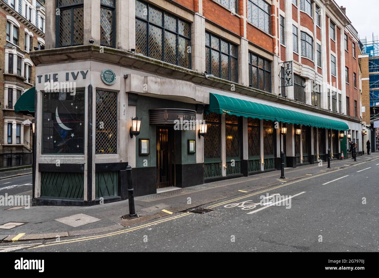 The Ivy, London. Ein exklusives Restaurant, das bei Prominenten und Medienkünstlern beliebt ist und sich im Herzen des Londoner Theaterviertels West End befindet. Stockfoto