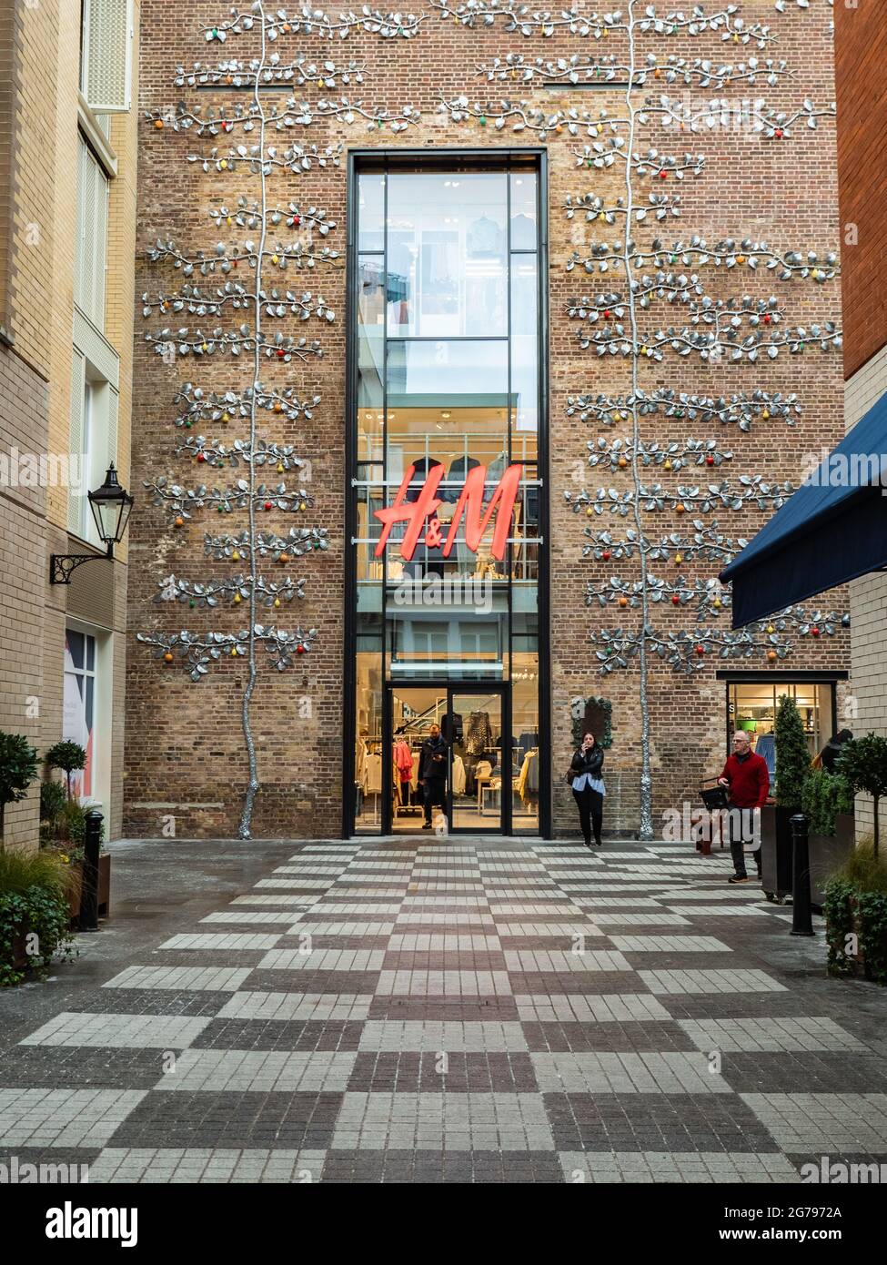 H&M Fashion Store, Seven Dials, London. Der Eingang und façade zum Modegeschäft H&M in einem der exklusiveren Einkaufsviertel Londons. Stockfoto