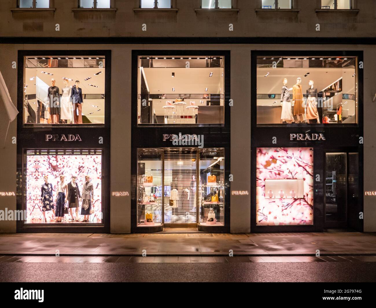 Prada, Bond Street, London. Ein Modeladen direkt im erlesensten Einkaufsviertel Londons in der Nähe von Piccadilly und Mayfair. Stockfoto