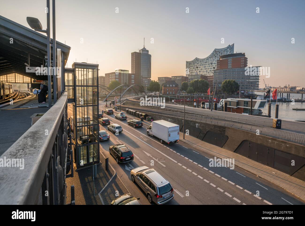 Deutschland, Hamburg, Niederbaumbrücke und Binnenhafen am Morgen Stockfoto