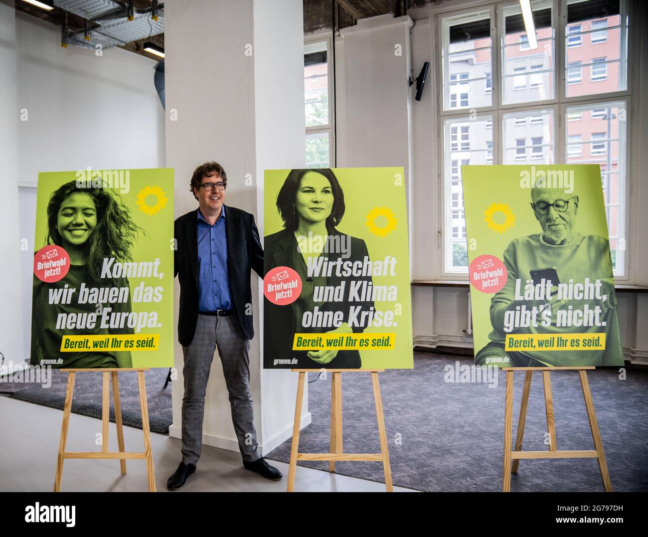 berlin deutschland juli 2021 michael kellner wahlkampfleiter und bundespolitikdirektor der grunen steht wahrend der wahlkampfprasentation zur bundestagswahl zwischen wahlplakaten der partei bundnis 90 die grunen quelle michael kappeler dpa alamy