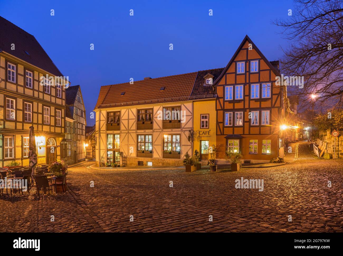 Deutschland, Sachsen-Anhalt, Quedlinburg, Fachwerkhäuser aus dem 15. Bis 18. Jahrhundert am Abend auf dem Finkenherdplatz Stockfoto