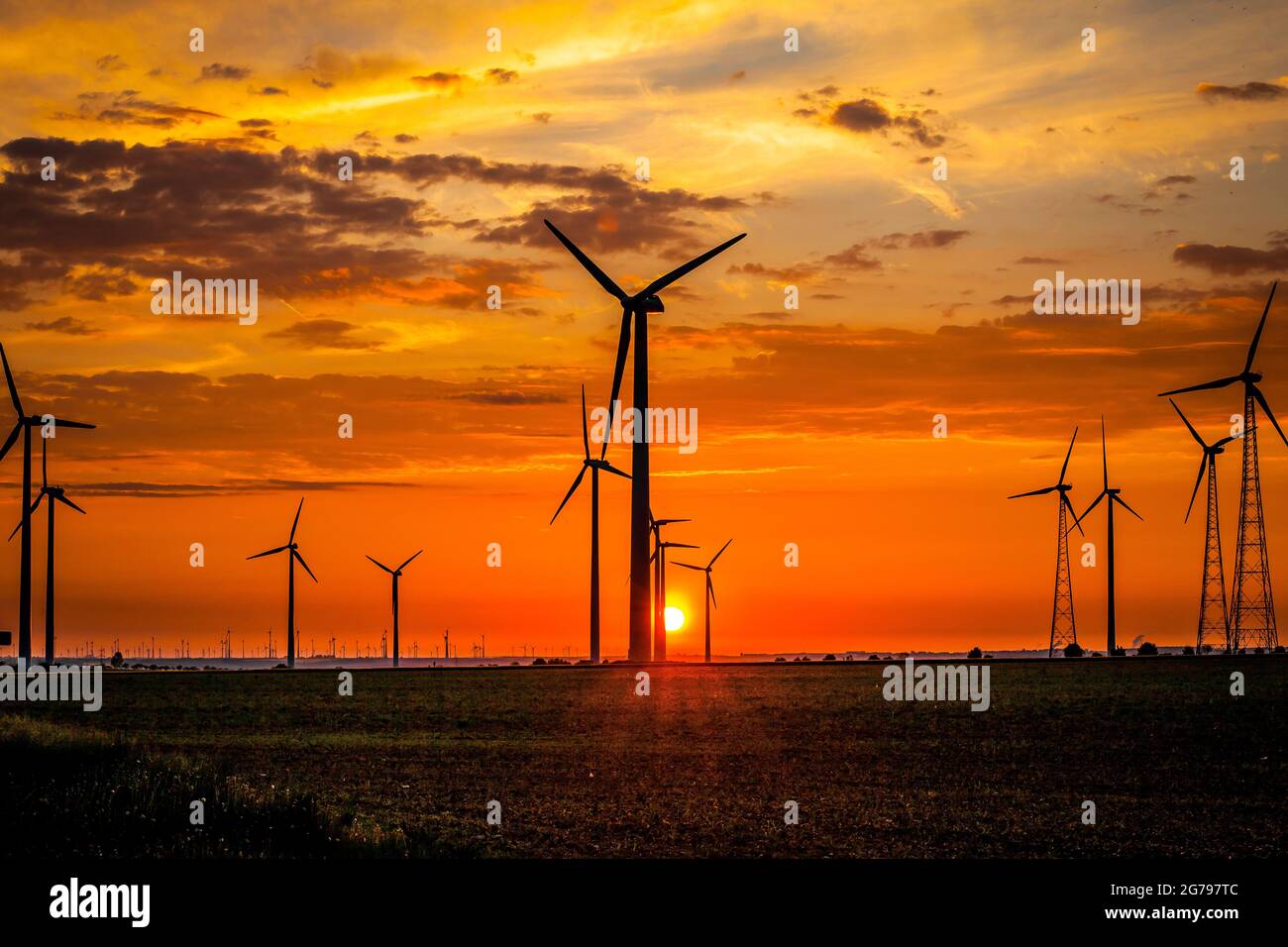 Windturbinen im Sonnenaufgang Stockfoto