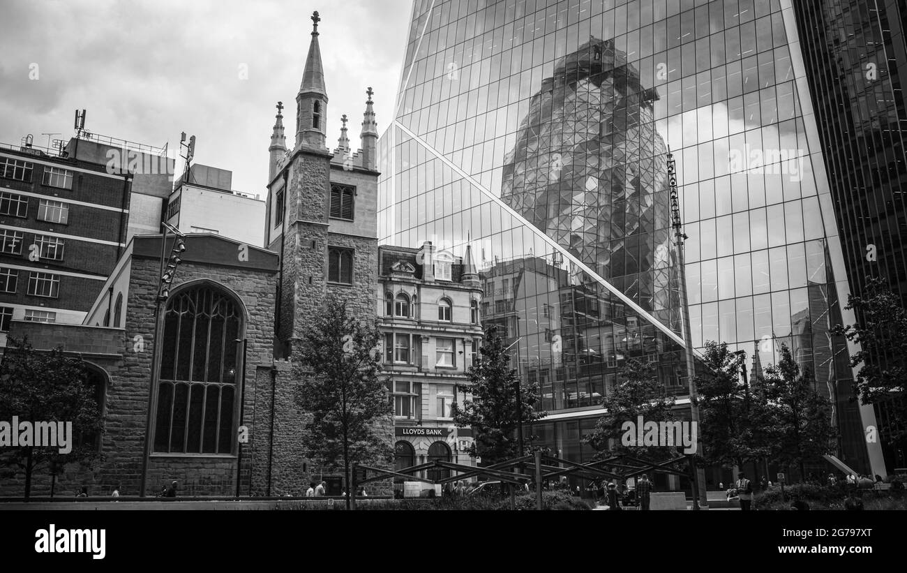 City of London, Financial District, Bilder von Architektur, Bankgebäuden, Verbindung von Alt und Modern, Blick auf das Finanzviertel über die Themse, Spiegelglas, Fensterfronten, Bürogebäude Stockfoto