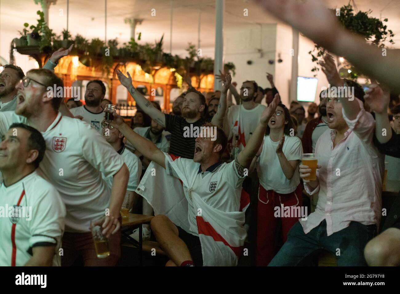 Englische Fußballfans beobachten das EURO20-Finale zwischen England und Italien in einem Pub in Vauxhall, London, England, Großbritannien Stockfoto