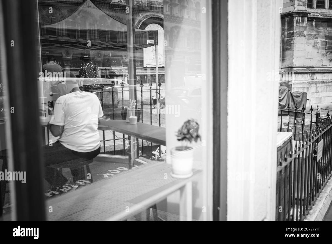 Mann im Fenster im Café Stockfoto