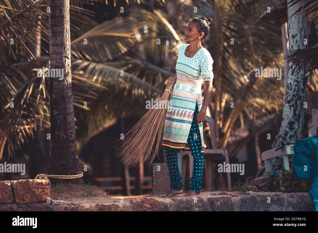 Indische Frau mit Palmwedeln Stockfoto