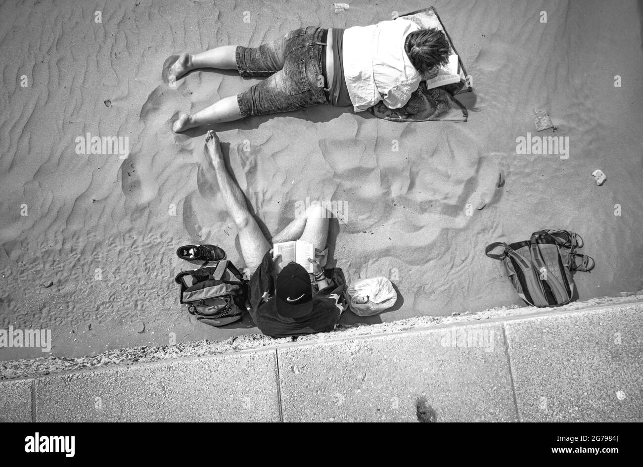 Zwei Personen direkt am Strand Stockfoto