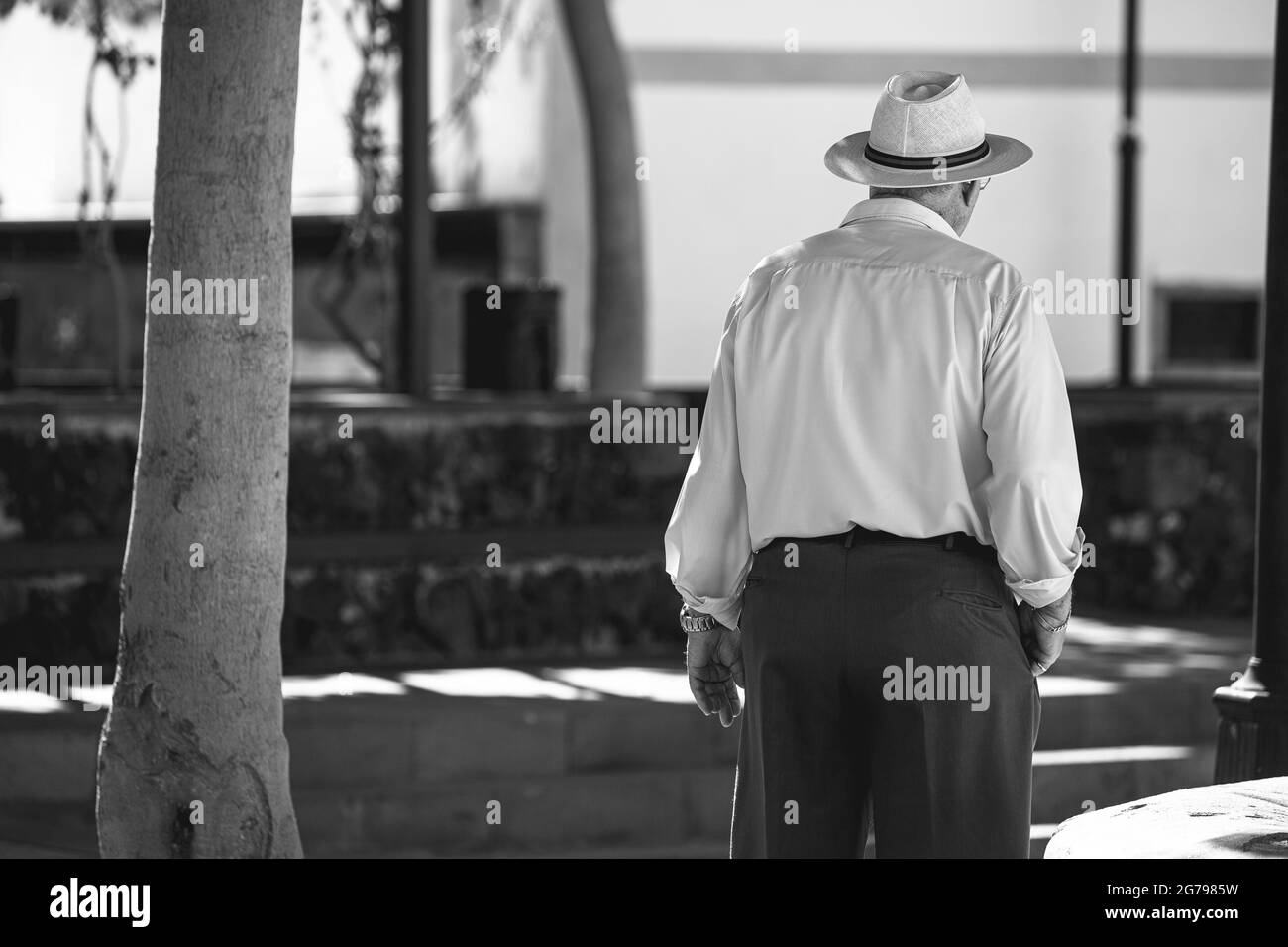 Mann mit Hut von hinten Stockfotografie - Alamy