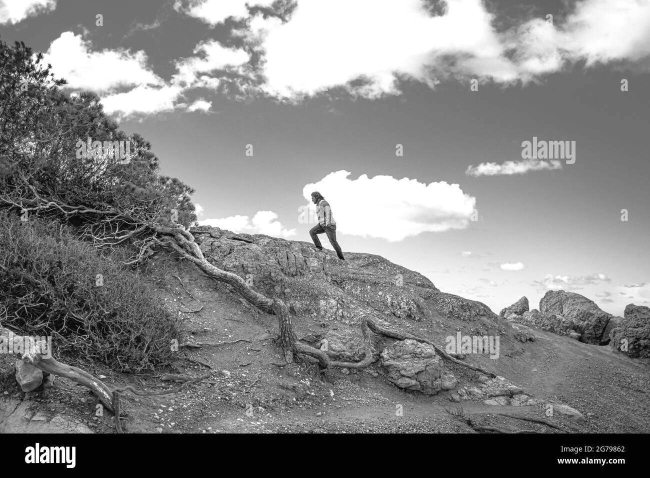 Mann besteigt Berg Stockfoto