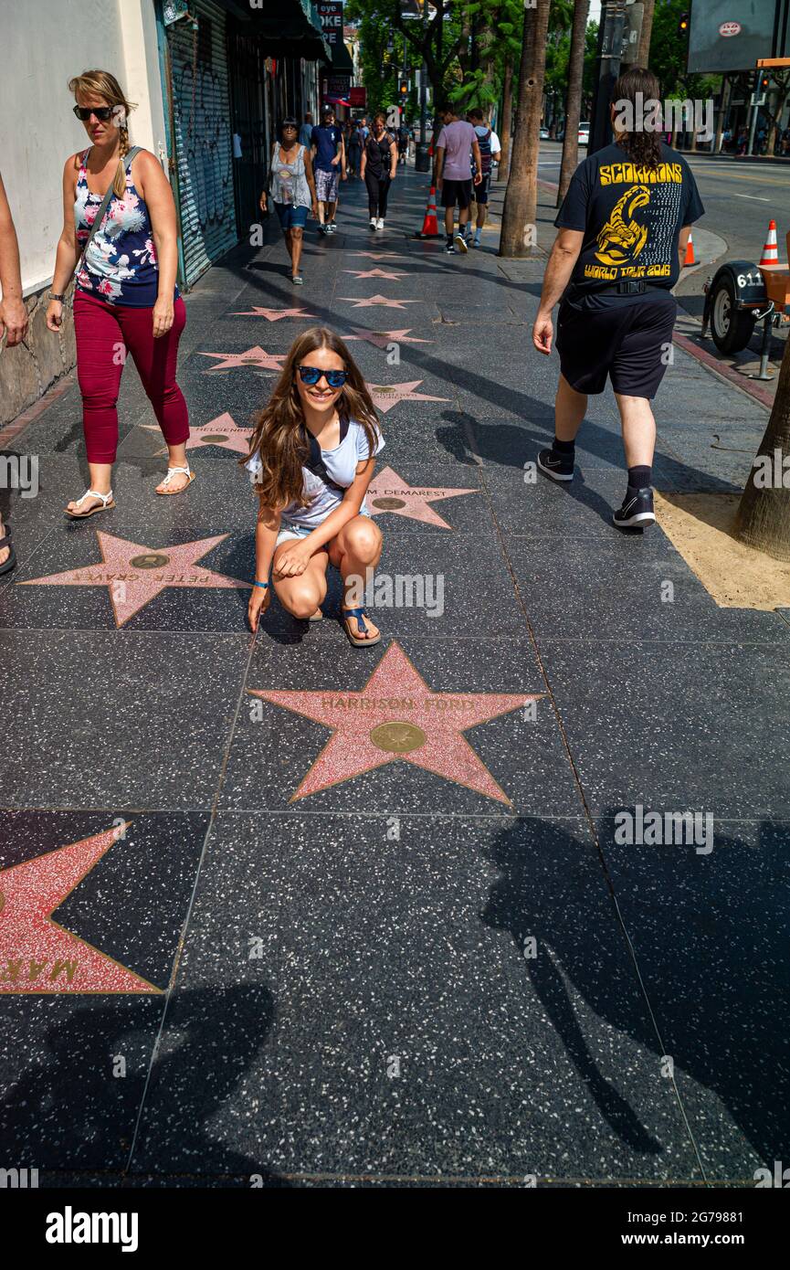 Ein kaukasisches Mädchen, 15-20 Jahre auf dem Sunset Strip in Holywood vor einem Stern, Los Angeles, Kalifornien, USA Stockfoto