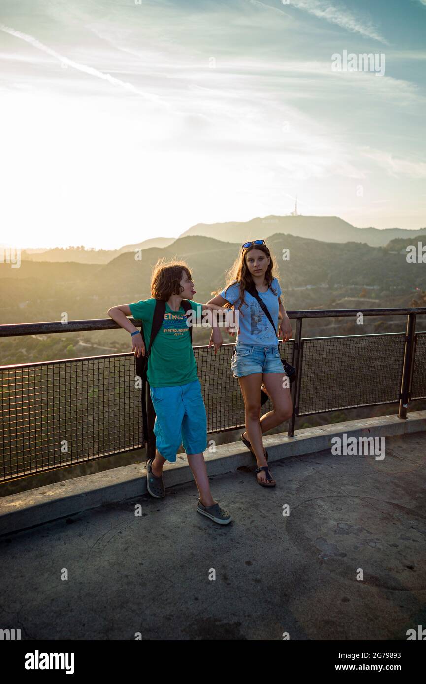 Ein kaukasisches Mädchen, 15-20 Jahre und kaukasischer Junge, 10-15 Jahre vor den Hollywood Hills, Los Angeles, Kalifornien, USA Stockfoto