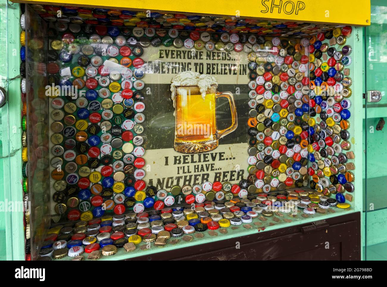 Werbung für altes Bier auf einem Schaufenster, Sofia, Bulgarien; Stockfoto