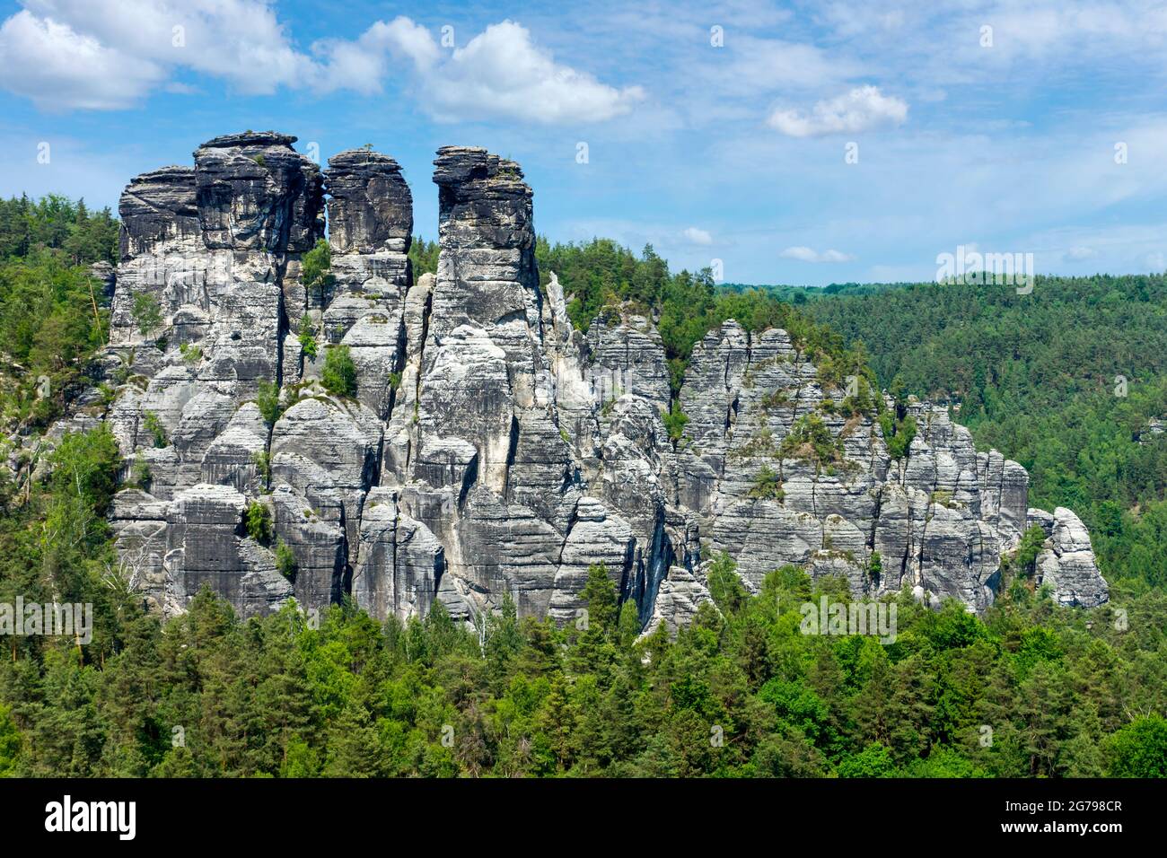 Die Bastei ist eine Felsformation mit Aussichtsplattform in der Sächsischen Schweiz am rechten Elbufer im Bereich der Gemeinde Lohmen. Es ist eine der beliebtesten Touristenattraktionen in der Sächsischen Schweiz. Stockfoto