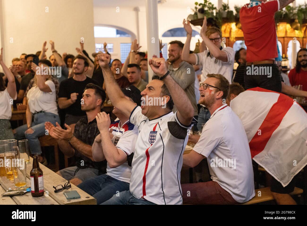 Englische Fußballfans beobachten das EURO20-Finale zwischen England und Italien in einem Pub in Vauxhall, London, England, Großbritannien Stockfoto