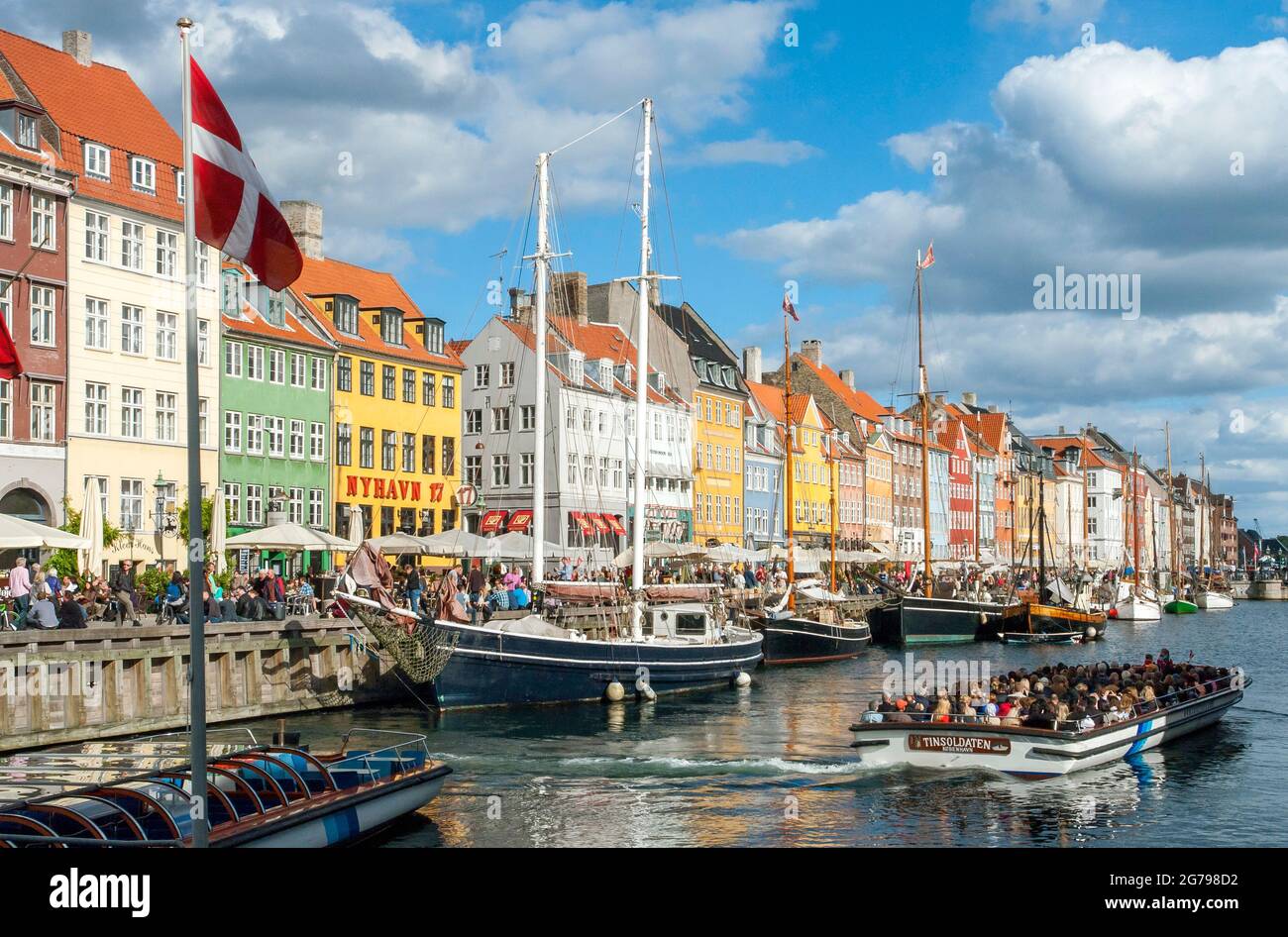 Dänemark, Zealand Island / Sjaelland, Kopenhagen, Nyhavn, New Harbour in Kopenhagen, bunte Giebelhäuser entlang des Kanals, Touristenattraktion Hafenrundfahrt, Sightseeing-Unterhaltungsviertel. Stockfoto