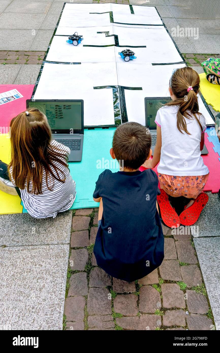 Kinder steuern Spielzeugroboter auf einem Spielplatz im Park, Sofia, Bulgarien, Stockfoto