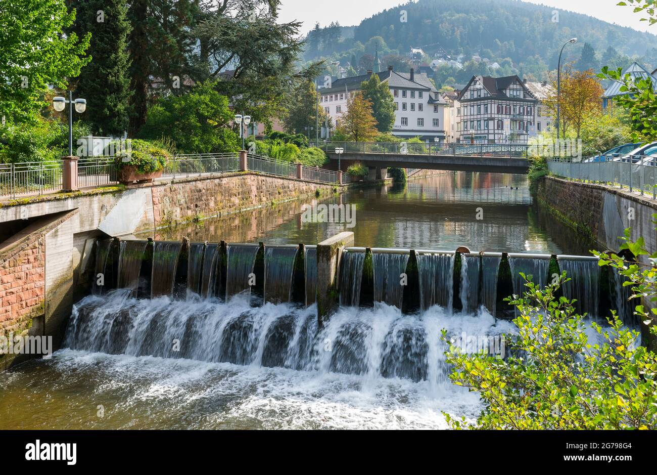 Deutschland, Baden-Württemberg, Schramberg, die Schiltach in Schramberg, Wehr in der Talstadt Schramberg im Naturpark Schwarzwald Mittel / Nord. Stockfoto