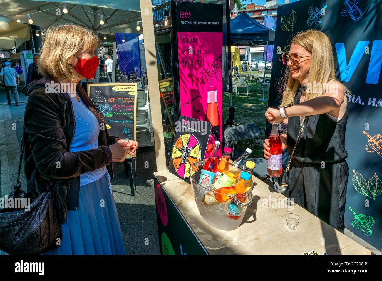 Bauernmarkt Sofia, Bulgarien; Verkostung von erfrischenden Getränken aus bulgarischen Kräutern. Stockfoto