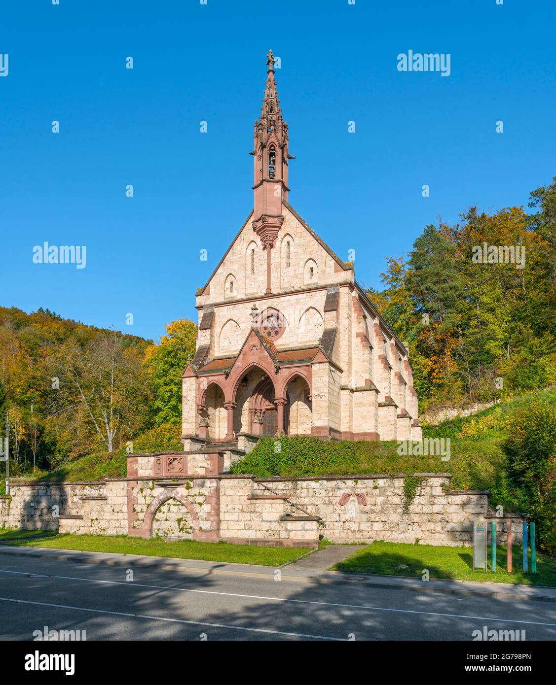 Die Ulrichskapelle wurde 1889 vom Architekten Wilhelm Friedrich Laur im neugotischen Stil erbaut. Stockfoto