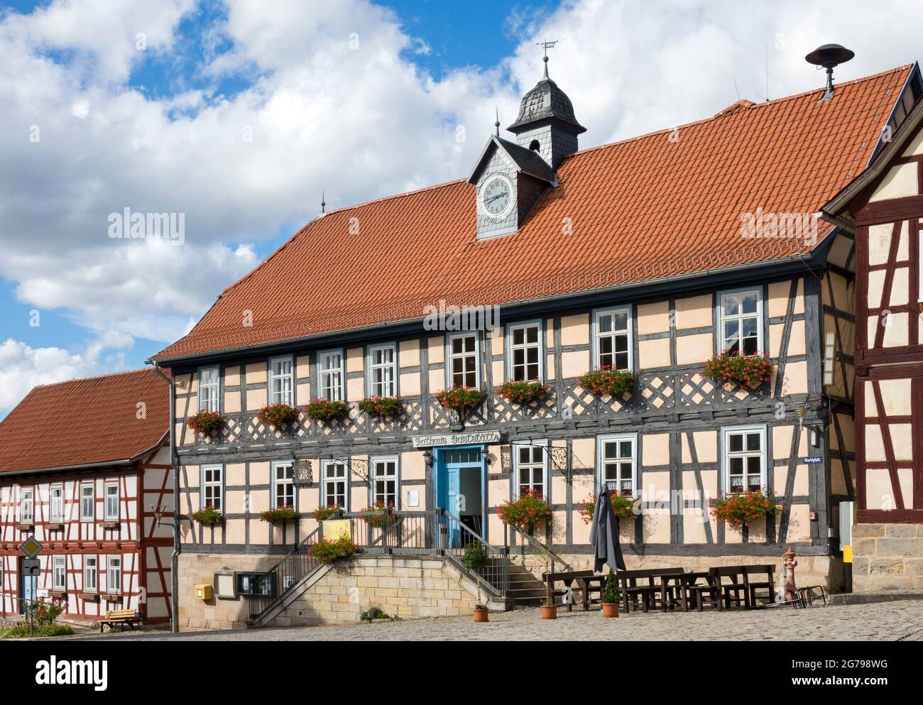 Ummerstadt ist (2019) die kleinste Stadt Thüringens. Die historische Altstadt von Ummerstadt, in der sich viele Fachwerkhäuser befinden, ist ein denkmalgeschütztes Gebäude. Besonders interessant ist der Marktplatz mit dem historischen Rathaus, das heute als Restaurant genutzt wird. Stockfoto