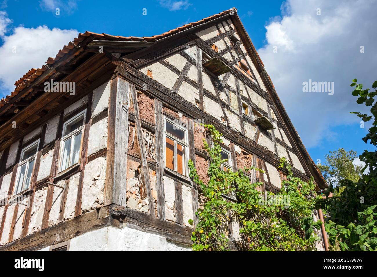 Ummerstadt ist (2019) die kleinste Stadt Thüringens. Die historische Altstadt von Ummerstadt, in der sich viele Fachwerkhäuser befinden, ist ein denkmalgeschütztes Gebäude. Einige der Häuser sind jedoch renovierungsbedürftig. Stockfoto