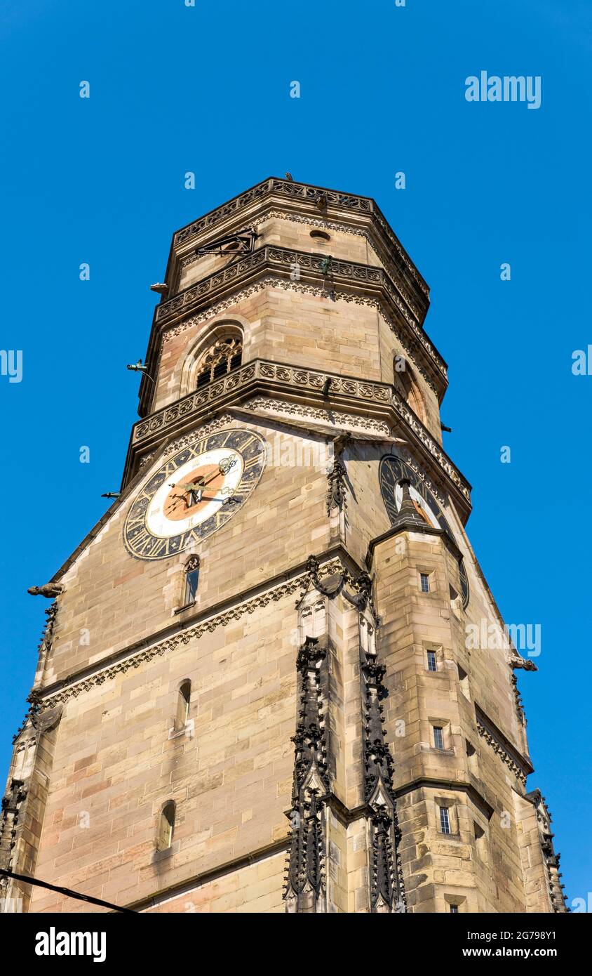 Der 61 m hohe Westturm der Stuttgarter Stiftskirche. Die Stiftskirche ist die Hauptkirche der Evangelischen Landeskirche in Württemberg und die Pfarrkirche der Stiftskirche im Kirchenbezirk Stuttgart. Stockfoto