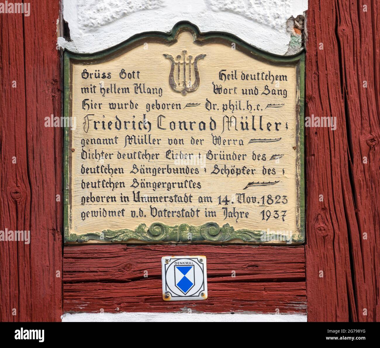 Ummerstadt ist (2019) die kleinste Stadt Thüringens. Die historische Altstadt von Ummerstadt mit ihren vielen Fachwerkhäusern ist ein denkmalgeschütztes Gebäude. Besonders interessant ist der Marktplatz am oberen Ende, auf dem Friedrich Konrad Müller geboren wurde. Müller, der sich "Müller von der Werra" nannte, ist Autor vieler patriotischer Gedichte und Lieder. Stockfoto
