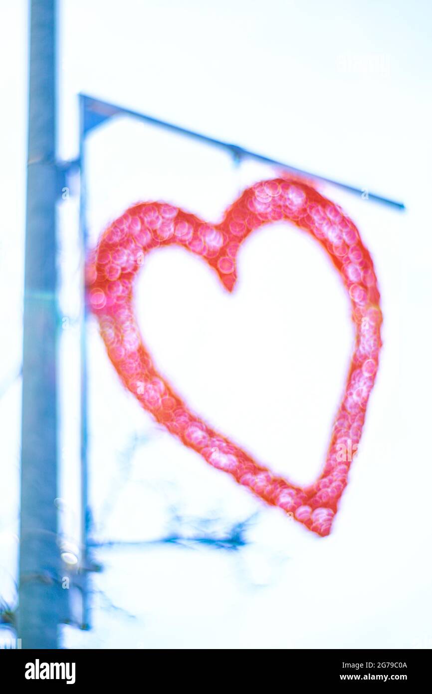 Herzsymbol im Freien. Emotionale Motive mit Unschärfen, Hintergrund / Grafik / Komposition / echte Fotografie ohne unscharfe Filter Stockfoto