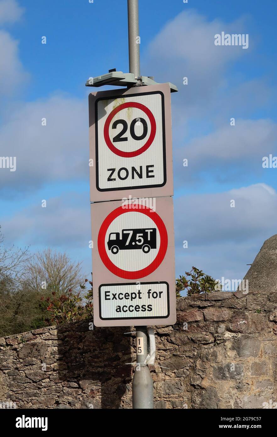 Ein britisches Straßenschild am Anfang einer Zone mit 20 km/h Geschwindigkeitsbegrenzung, in der Fahrzeuge auf 7.5 Tonnen begrenzt sind, außer für den Zugang. Stockfoto