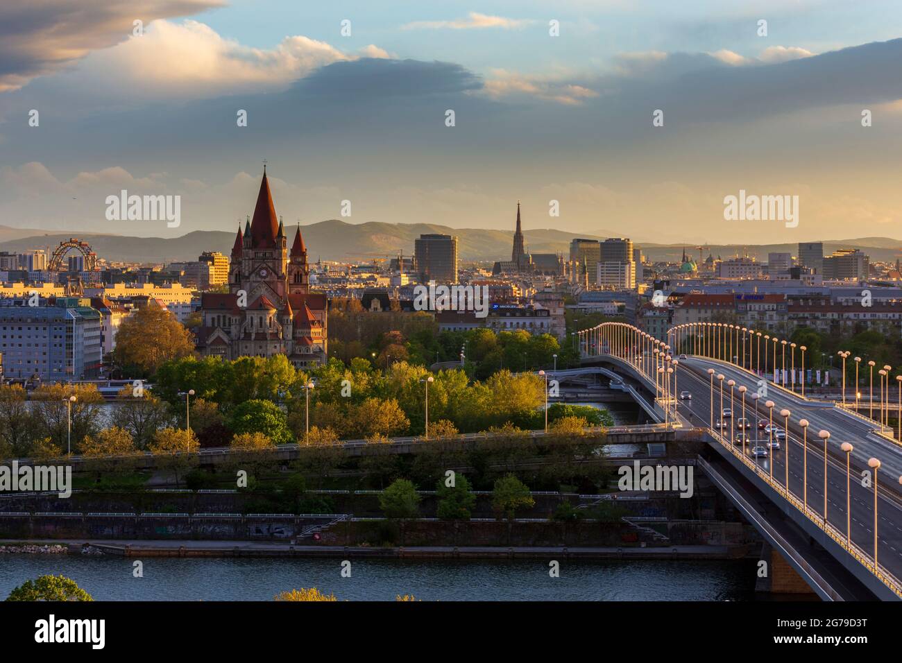 Wien, letztes Tageslicht in der Wiener Innenstadt, Donau, Reichsbrücke, Kirche Franz von Assisi, Stephansdom (St. Stephansdom), Riesenrad im Prater 22. Donaustadt, Wien, Österreich Stockfoto