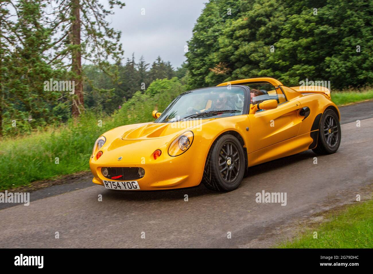 1998 90s gelb Lotus Elise 5-Gang-Schaltgetriebe 1796cc Benzin-Sportwagen unterwegs KLMC die Cars The Star Show in Holker Hall & Gardens, Grange-over-Sands, Großbritannien Stockfoto
