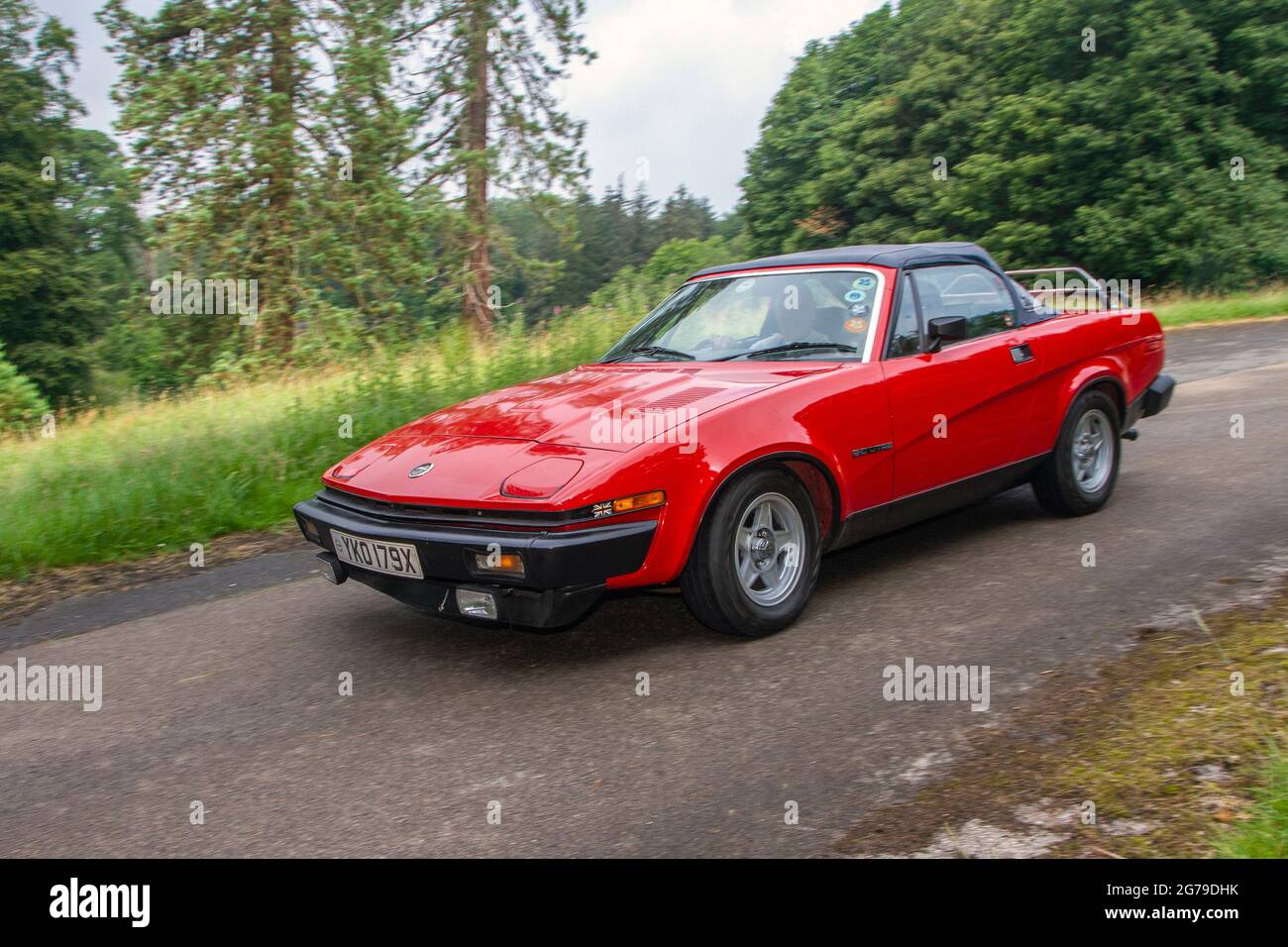 1981 80s Red Triumph TR 7,1998cc Benzin-Cabrio unterwegs KLMC The Cars The Star Show in Holker Hall & Gardens, Grange-over-Sands, Großbritannien Stockfoto