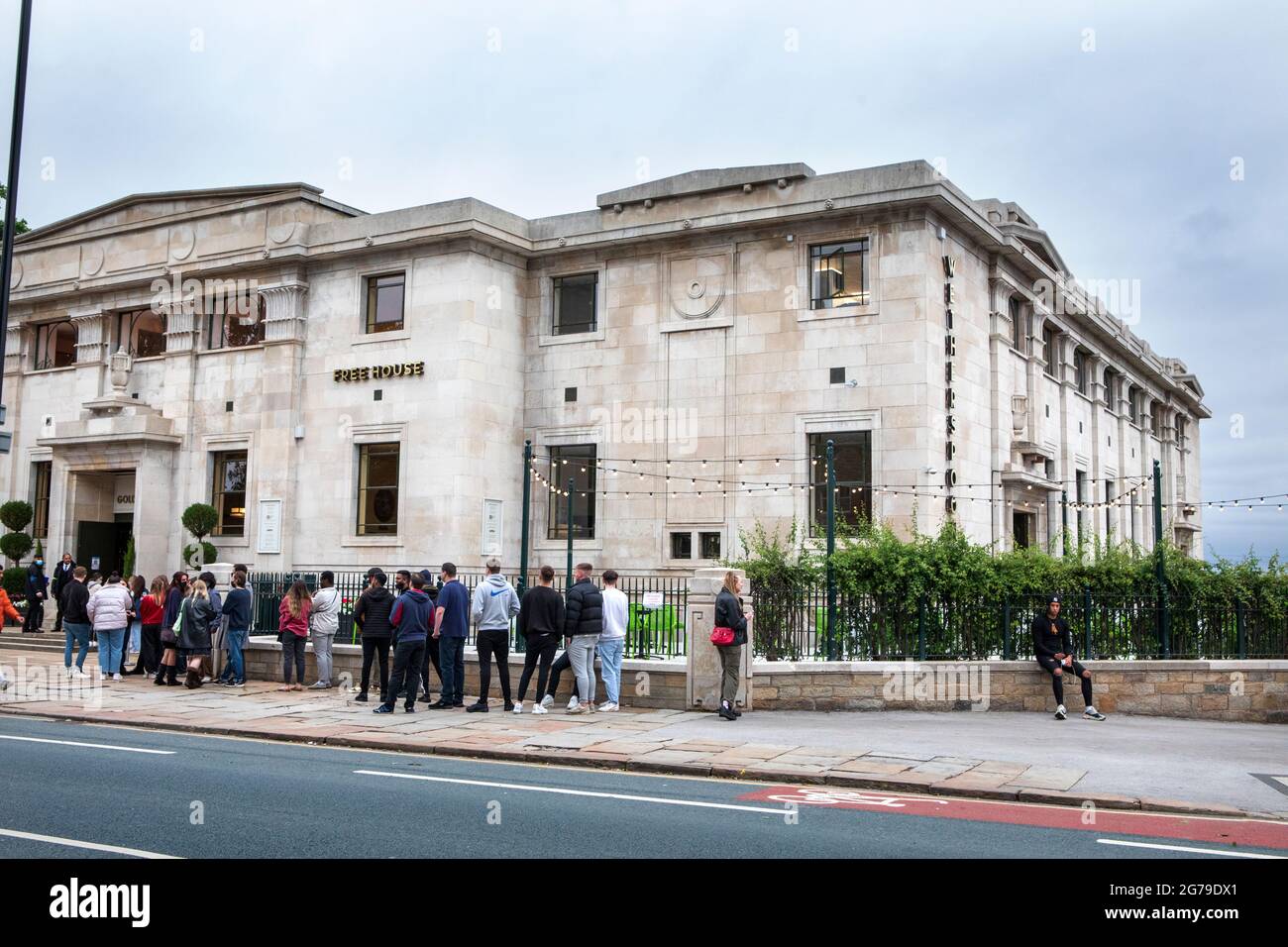 Wethersoon Headingley. Freitagabend im Studentenviertel von Leeds. Aufgrund der Ausbreitung der Delta-Variante weist Headingley nun die höchste Covid-Infektionsrate des Landes auf. Stockfoto
