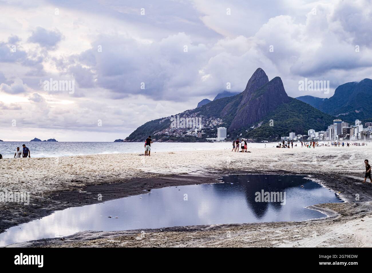 Großer Wasserpuddle nach Regen, der den Berg der zwei Brüder (Dois Irmaos) am Strand von Ipanema/Leblon in Rio de Janeiro, Brasilien widerspiegelt. Leica M10 Stockfoto