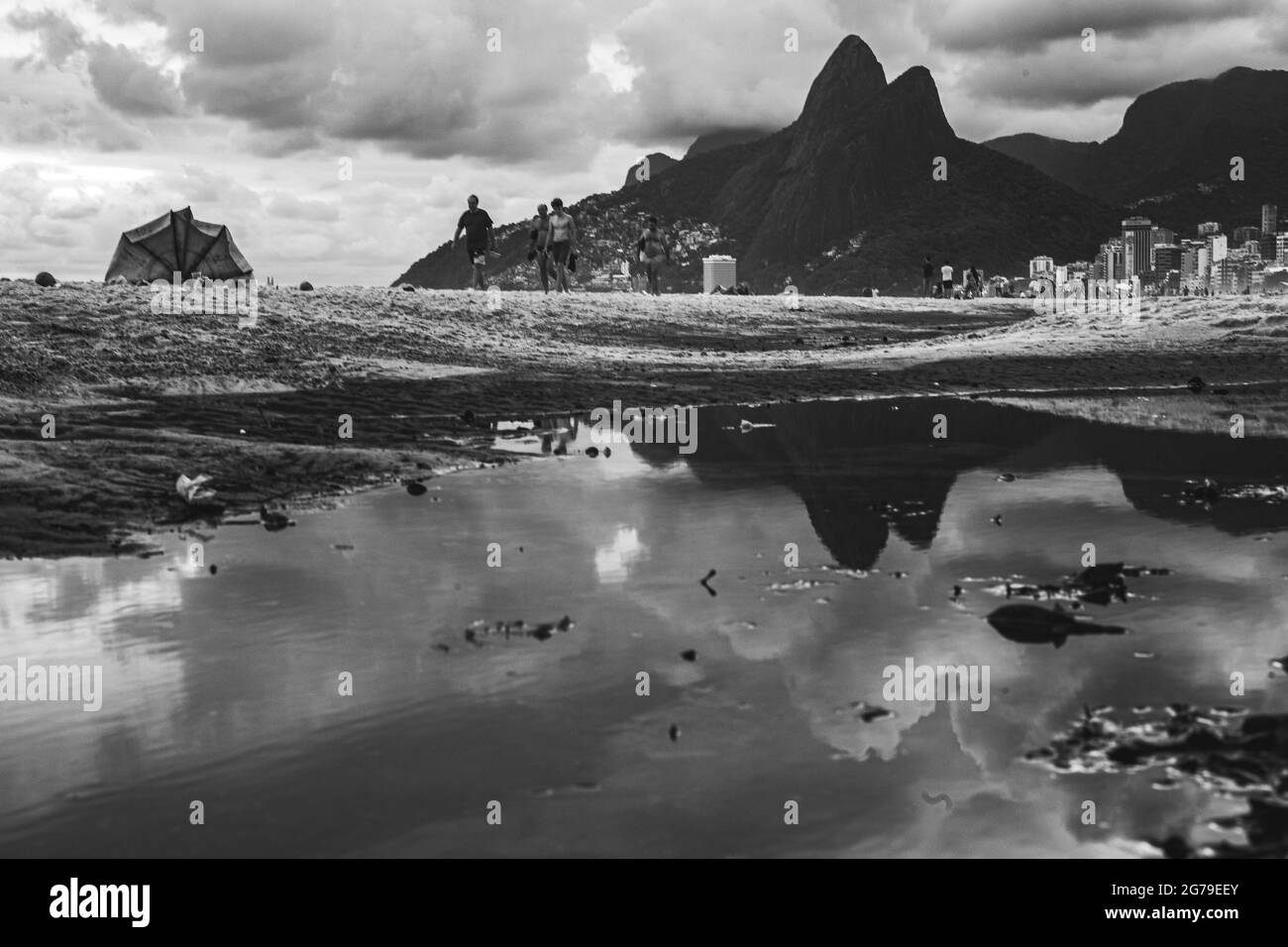 Großer Wasserpuddle nach Regen, der den Berg der zwei Brüder (Dois Irmaos) am Strand von Ipanema/Leblon in Rio de Janeiro, Brasilien widerspiegelt. Leica M10 Stockfoto
