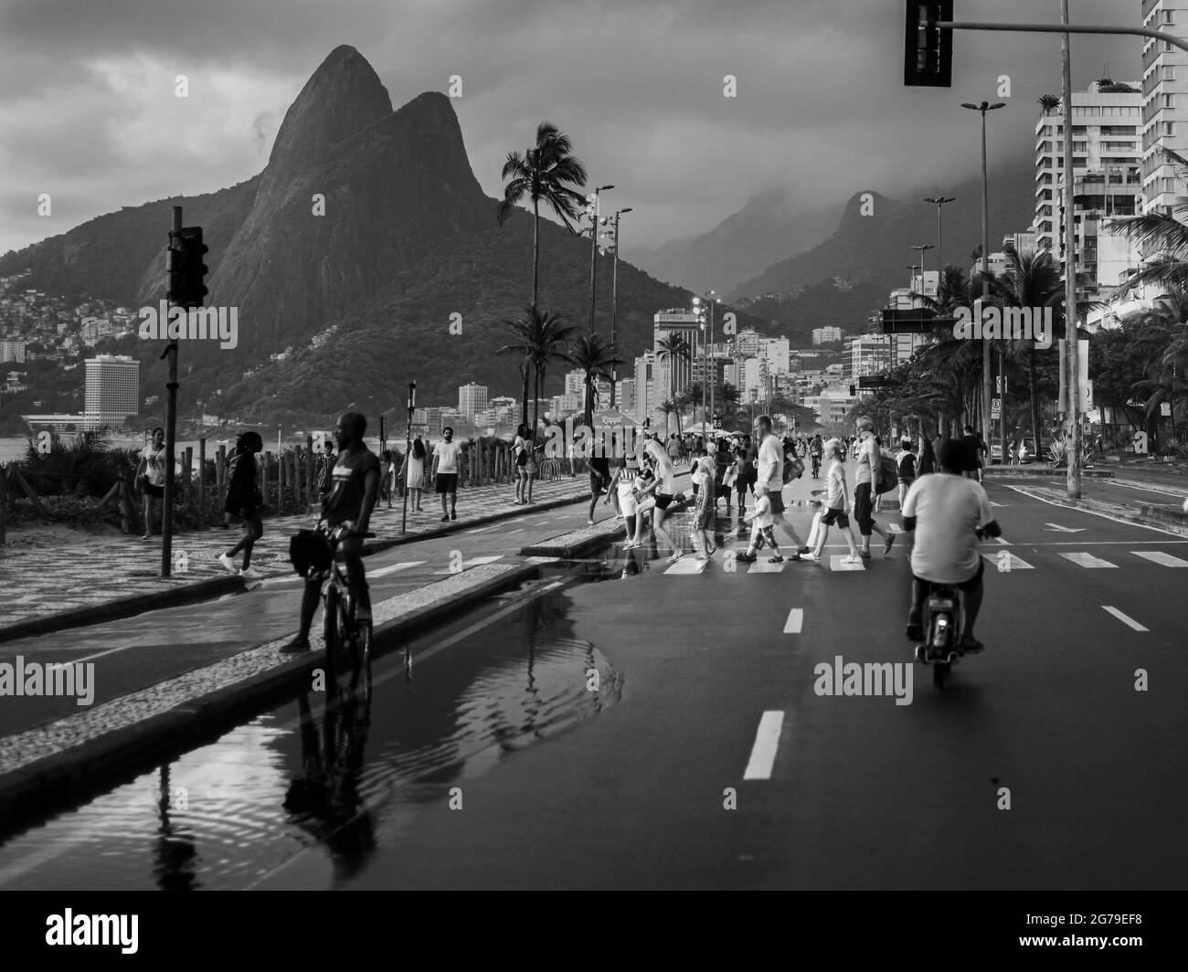 Großer Wasserpuddle nach Regen, der den Berg der zwei Brüder (Dois Irmaos) am Bürgersteig nahe dem Strand von Ipanema/Leblon in Rio de Janeiro, Brasilien, reflektiert. Leica M10 Stockfoto