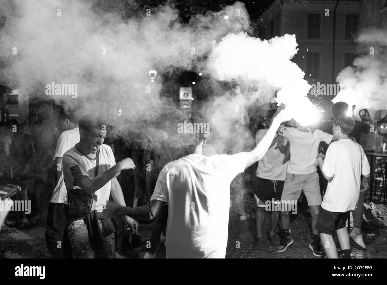 Menschen überfluten die Straßen, um den Sieg der italienischen UEFA-europameisterschaft in Mathematik bei Wembley gegen England zu feiern 11. Juli 2021 Italien Stockfoto