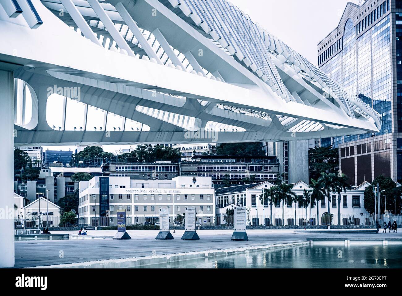 Blick auf das Museum von Morgen (Museu do Amanhã£), entworfen vom spanischen Architekten Santiago Calatrava und am Pier von Praça Mauá, Rio de Janeiro, Brasilien. Ein Punkt auf der Marathonroute für die Olympischen Spiele 2016 Stockfoto