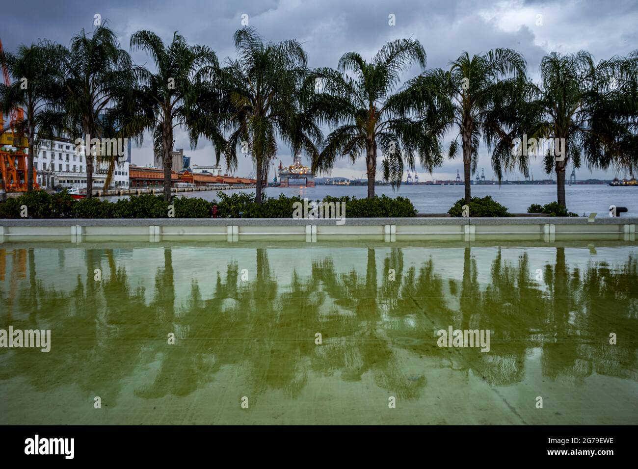 Blick auf das Museum von Morgen (Museu do Amanhã£), entworfen vom spanischen Architekten Santiago Calatrava und am Pier von Praça Mauá, Rio de Janeiro, Brasilien. Ein Punkt auf der Marathonroute für die Olympischen Spiele 2016 Stockfoto