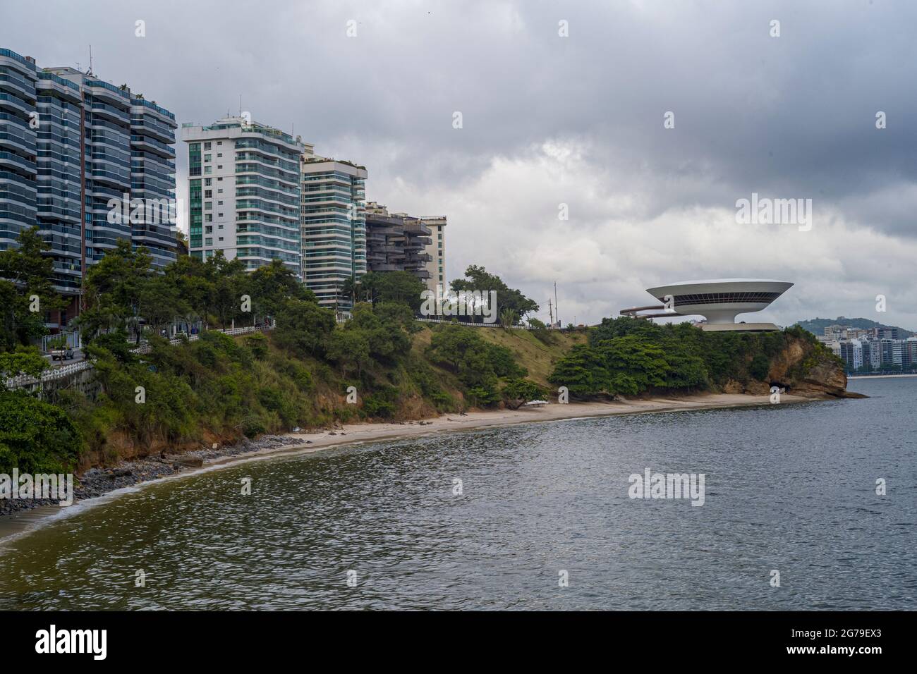 MAC Niteroi. Museum für Zeitgenössische Kunst von Niteroi. Architekt Oscar Niemeyer. Niteroi City, Bundesstaat Rio de Janeiro / Brasilien Südamerika Stockfoto