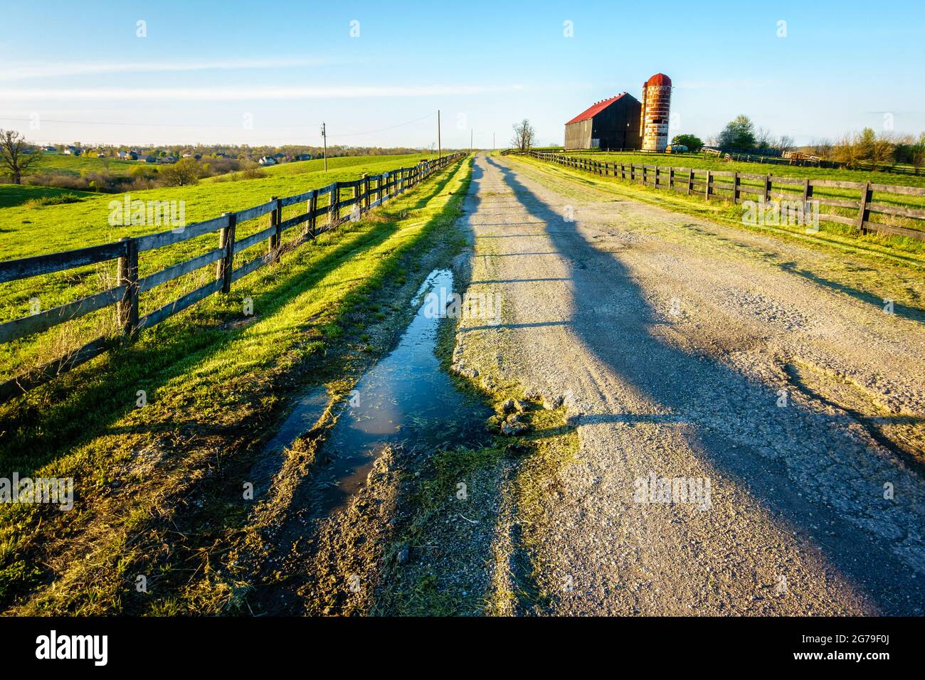 Schlecht gepflegte Landstraße durch eine Farm in Central Kentucky Stockfoto